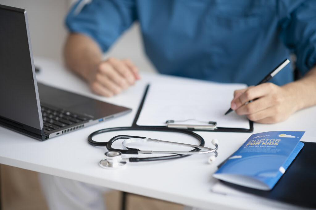¿Cuánto cuesta ir al médico sin seguro en Estados Unidos?