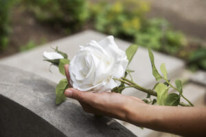 ¿Qué pasa si tú o un familiar fallece lejos de casa?